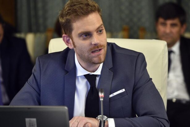 Fostul ministru Ilan Laufer pe trotineta alaturi de gemenii sai a fost implicat intr un accident cu o