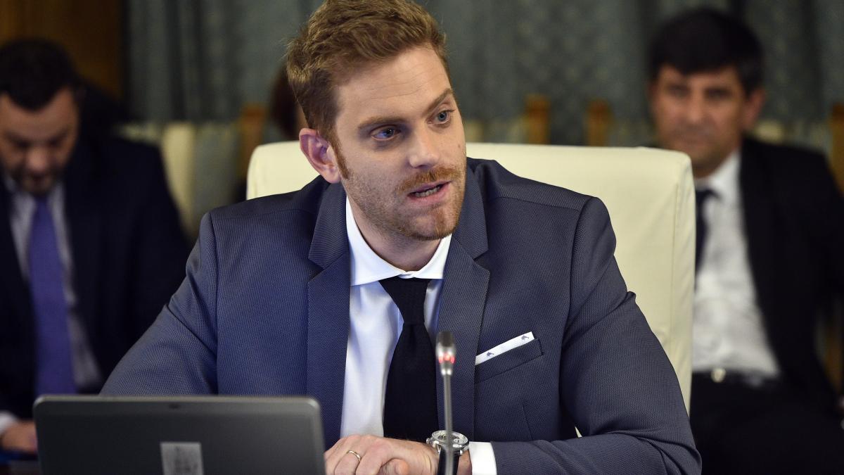 Fostul ministru Ilan Laufer pe trotineta alaturi de gemenii sai a fost implicat intr un accident cu o