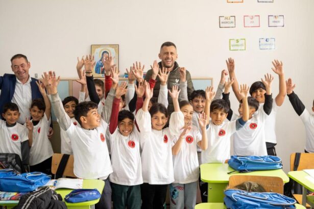 Fundatia Carmistin dezvolta campania Ziua Meselor Scolare in Prahova aproape 300 de copii au primit