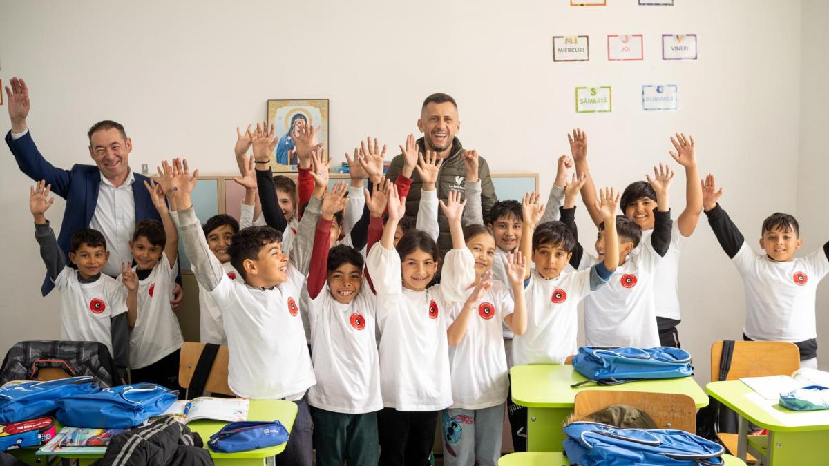 Fundatia Carmistin dezvolta campania Ziua Meselor Scolare in Prahova aproape 300 de copii au primit