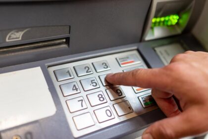 Hotii au inventat metoda firul invizibil la bancomate pentru a fura banii de pe cardurile oamenilor cum