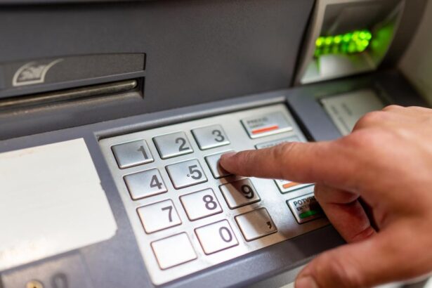 Hotii au inventat metoda firul invizibil la bancomate pentru a fura banii de pe cardurile oamenilor cum