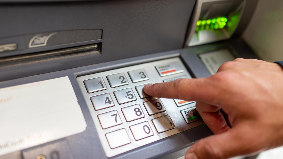 Hotii au inventat metoda firul invizibil la bancomate pentru a fura banii de pe cardurile oamenilor cum