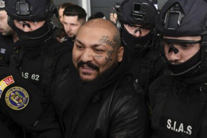 Imagini cu Dani Mocanu inconjurat de trupele speciale la Otopeni Manelistul a avut un comportament necorespunzator cu