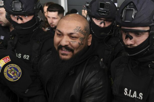 Imagini cu Dani Mocanu inconjurat de trupele speciale la Otopeni Manelistul a avut un comportament necorespunzator cu