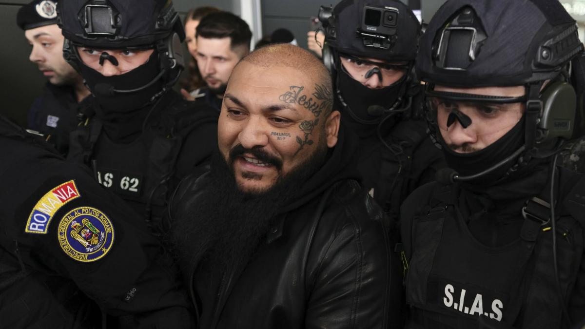 Imagini cu Dani Mocanu inconjurat de trupele speciale la Otopeni Manelistul a avut un comportament necorespunzator cu