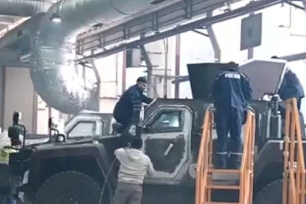 Imagini neobisnuite din fabrica unde se produc blindatele Cobra 2 Automecanica Medias un rol esential in