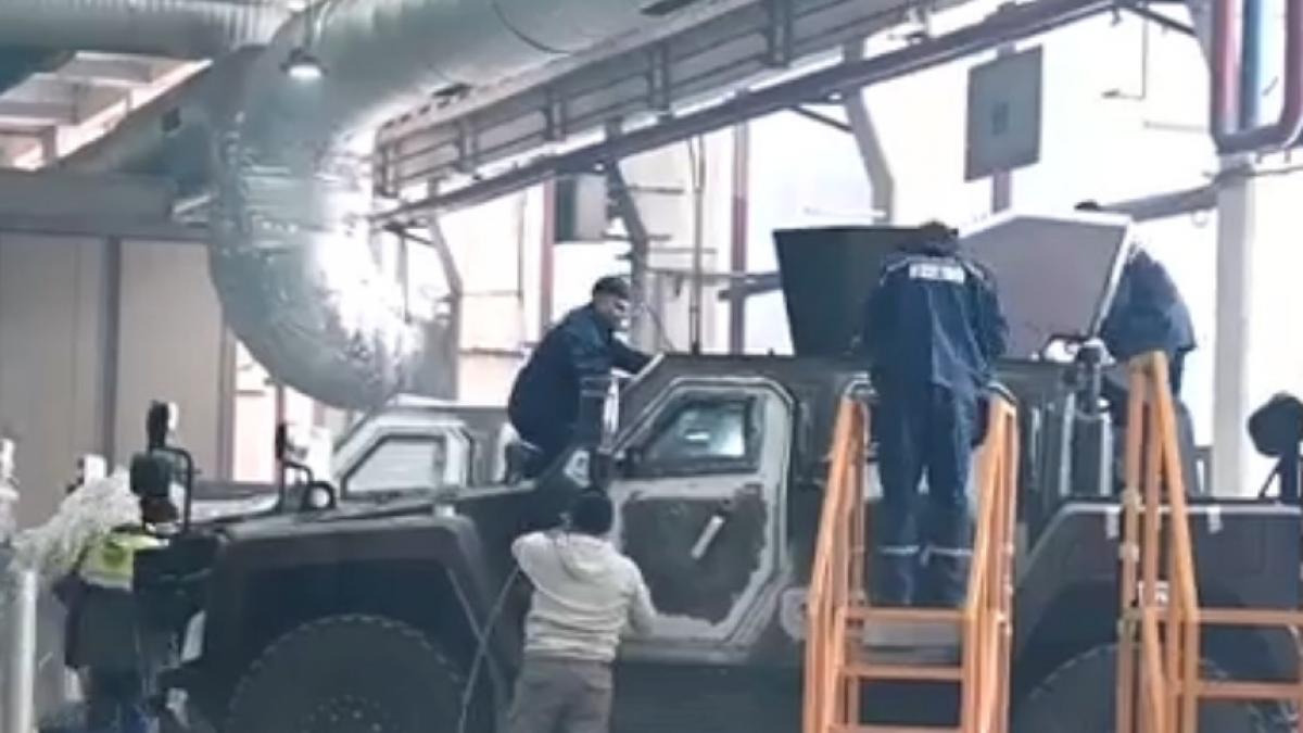 Imagini neobisnuite din fabrica unde se produc blindatele Cobra 2 Automecanica Medias un rol esential in