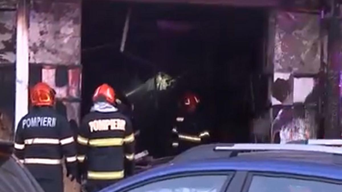 Incendiu intr un bloc din Bucuresti Zeci de locatari evacuati de urgenta dupa ce