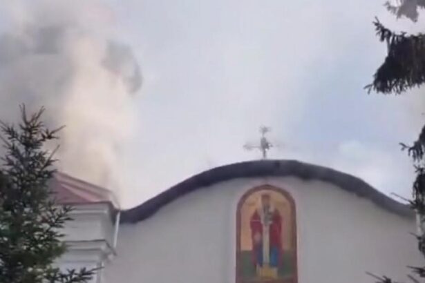 Incendiu puternic la o biserica monument istoric din Prahova Credinciosii erau la slujba Traficul pe DN1 este