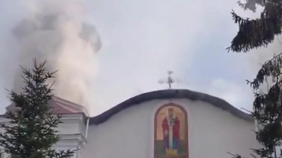 Incendiu puternic la o biserica monument istoric din Prahova Credinciosii erau la slujba Traficul pe DN1 este
