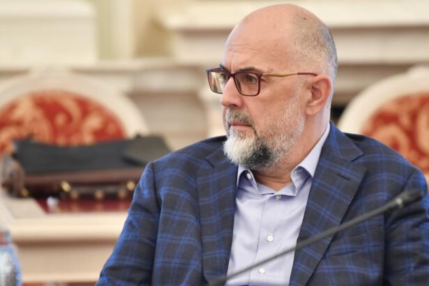 Kelemen Hunor Daca pretul benzinei si al motorinei depaseste constant 10 lei pe litru atunci