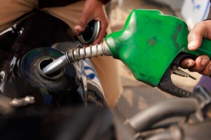 Motorina premium se apropie de 10 lei iar benzina a ajuns la 8 82 lei pe litru Doua crestere intr o singura zi la