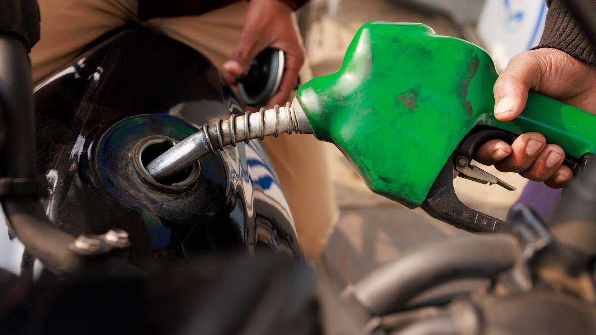 Motorina premium se apropie de 10 lei iar benzina a ajuns la 8 82 lei pe litru Doua crestere intr o singura zi la