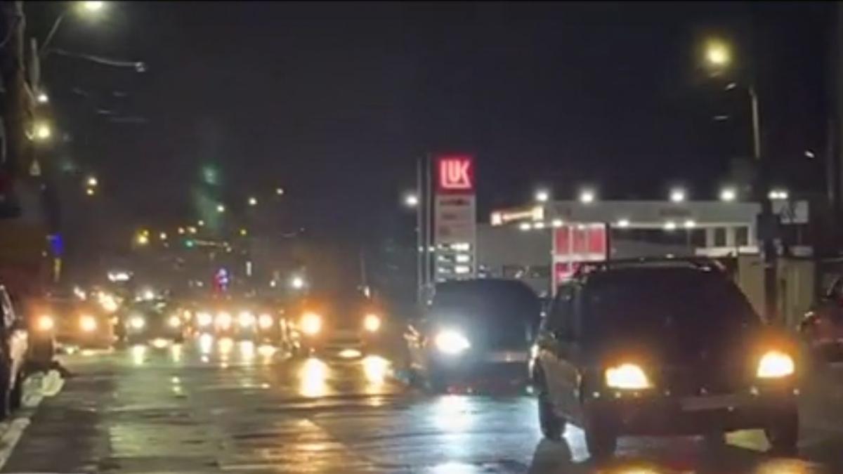 Nervii soferilor au cedat in Arges Au circulat cu greu si au alimentat cu benzina de trei lei la