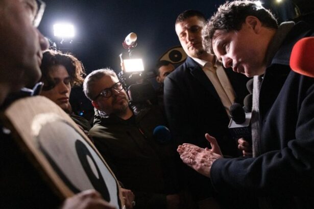 Nicuser Dan a iesit sa discute cu protestatarii despre numirile din Justitie Am de 100 de ori