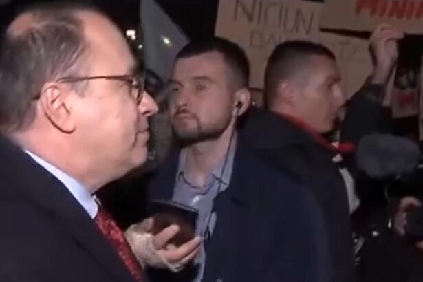 Noul ministru al Educatiei s a intalnit cu studentii care protesteaza in Capitala impotriva