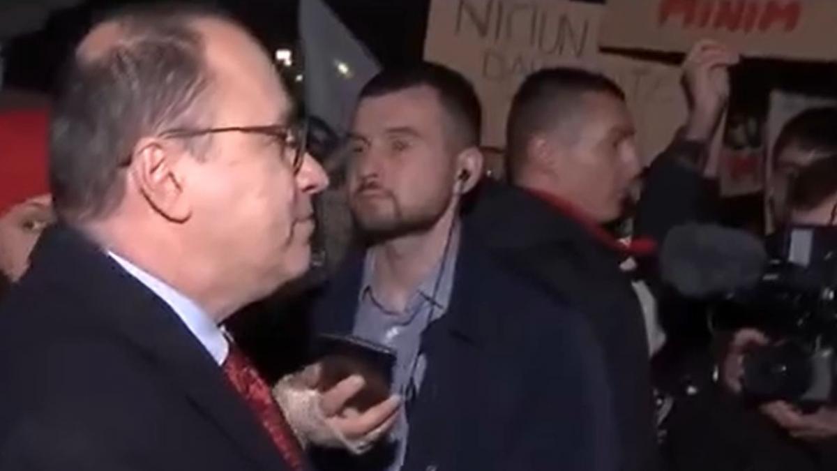 Noul ministru al Educatiei s a intalnit cu studentii care protesteaza in Capitala impotriva