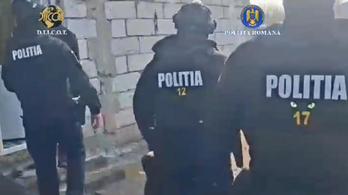 O adolescenta de 13 ani din Teleorman a fost traficulata de doi tineri de 16 ani dupa ce acestia au recrutat o