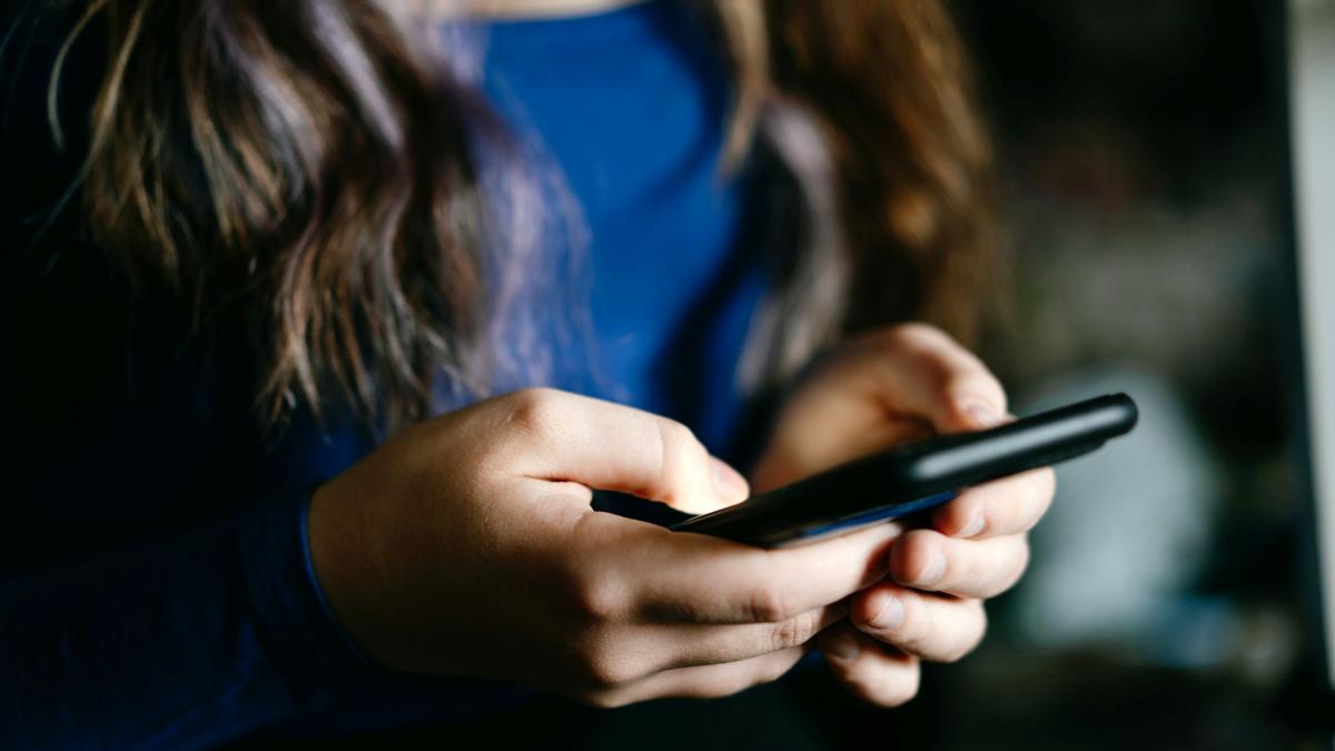 O fata din Olt s a ameniat singura pe Facebook si a acuzat un profesor A apelat 112 dar