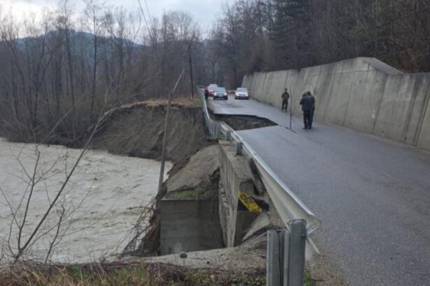 O portiune de drum s a desprins si a cazut in apa intr o comuna din Vrancea s a format o gaura in asfalt