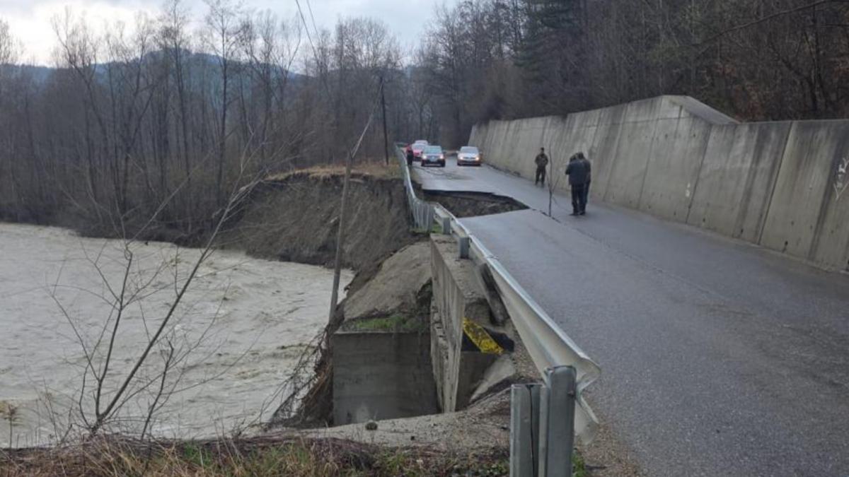 O portiune de drum s a desprins si a cazut in apa intr o comuna din Vrancea s a format o gaura in asfalt