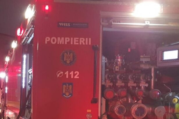 Patru persoane au fost blocate in Neamt din cauza unui accident in care o masina a fost cuprinsa de flacari