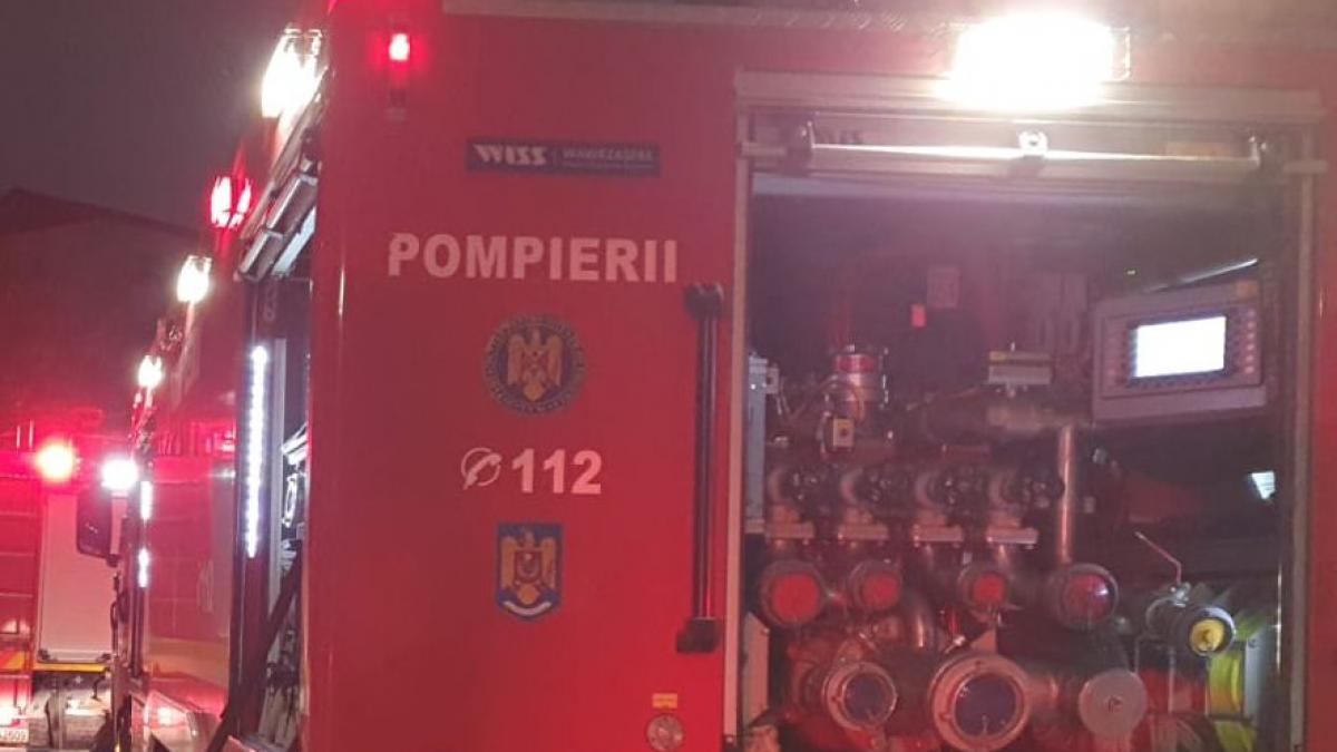 Patru persoane au fost blocate in Neamt din cauza unui accident in care o masina a fost cuprinsa de flacari