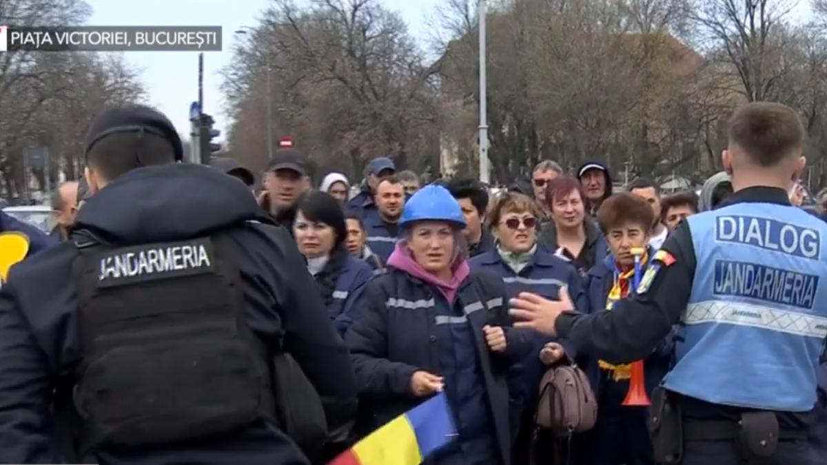 Peste 1000 de mineri protesteaza in fata Guvernului si cer sa nu fie dati afara In Piata Victoriei se afla
