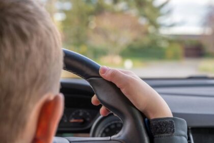 Politia a prins un copil de 14 ani conducand o masina intre Targu Jiu si Ramnicul Valcea