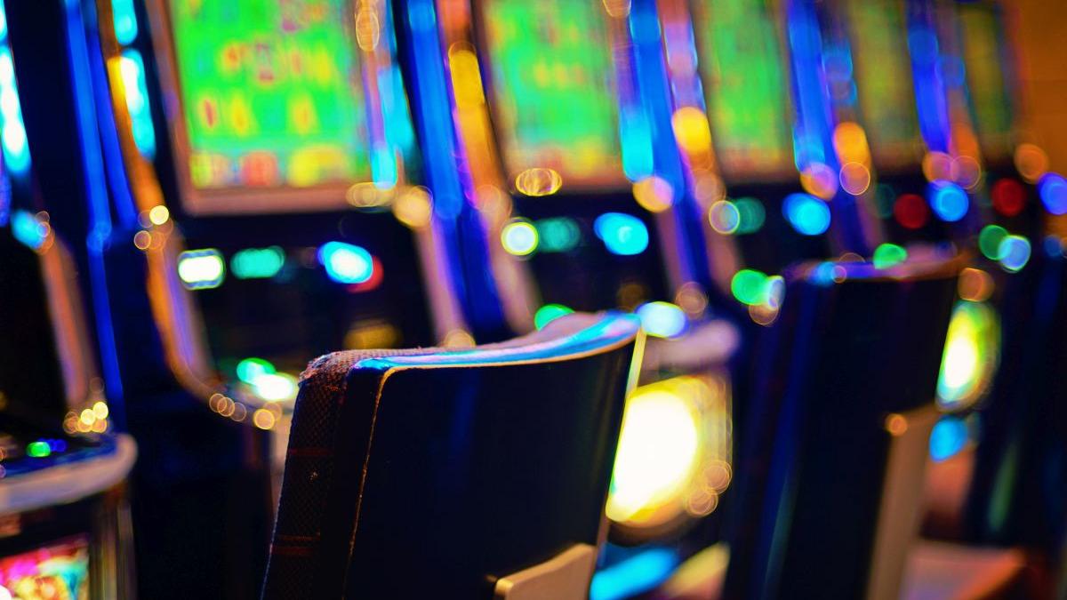 Primarul unui mare municipiu din Romania isi propune sa elimine toate aparatele de tip slot machine din oras Nici jocurile de noroc