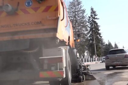 Primarul unui oras din Romania economiseste conducand personal utilajele de curatenie dupa