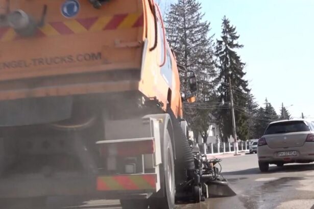 Primarul unui oras din Romania economiseste conducand personal utilajele de curatenie dupa