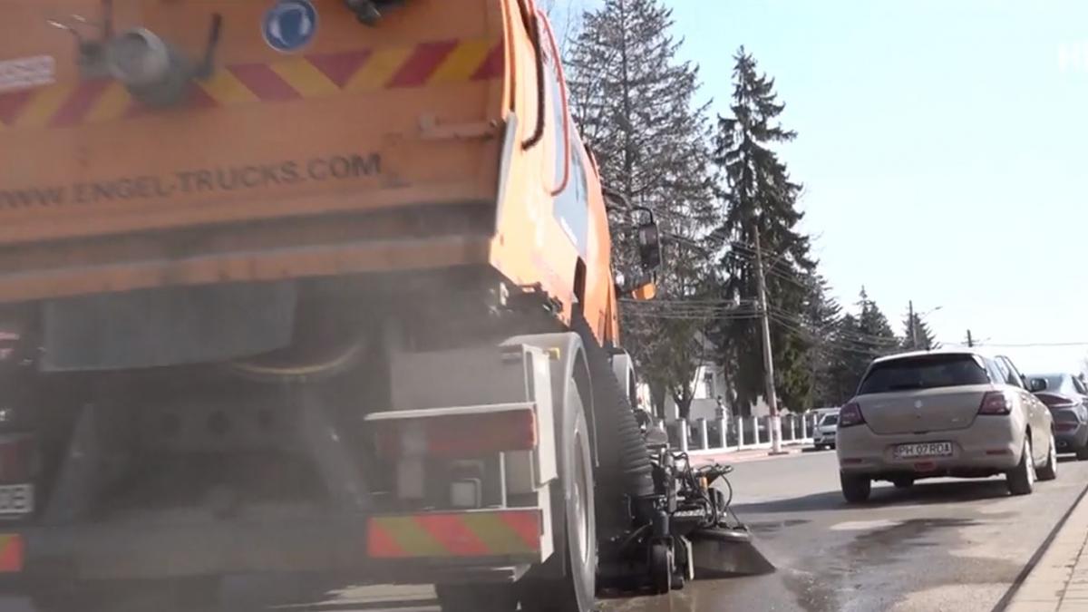 Primarul unui oras din Romania economiseste conducand personal utilajele de curatenie dupa