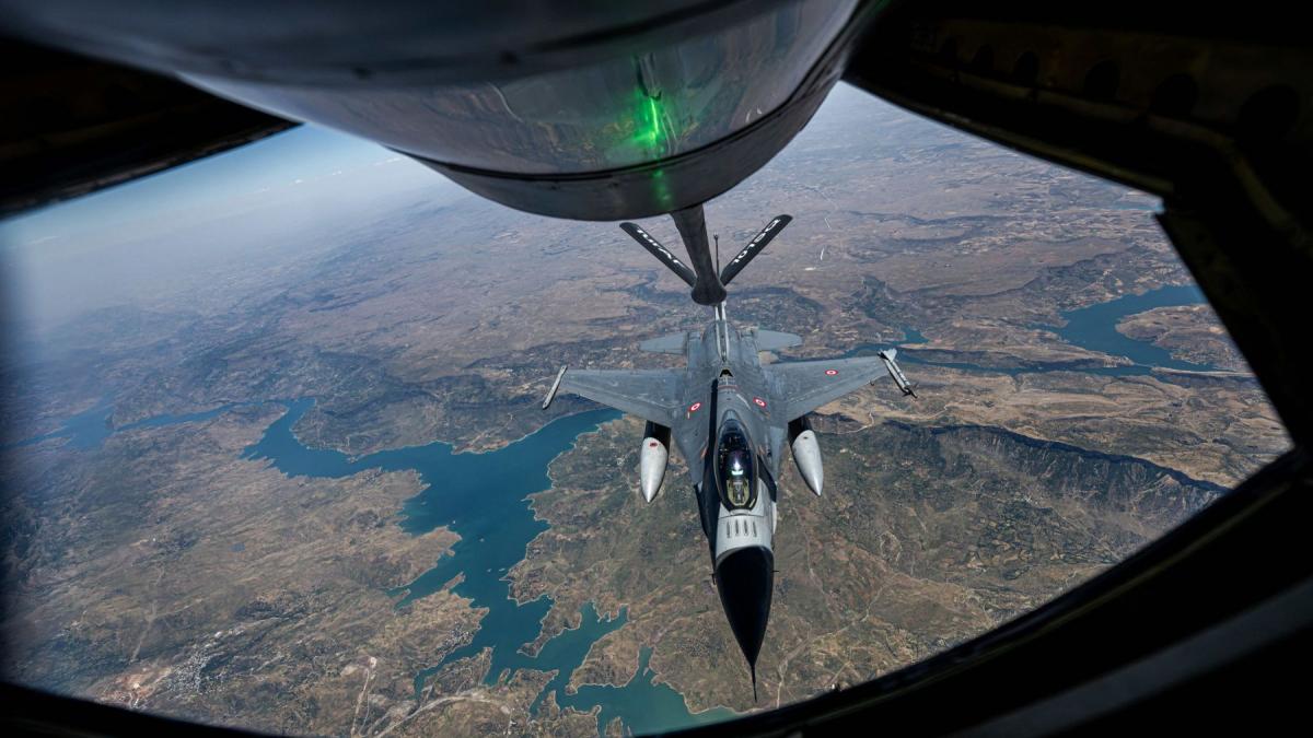Primele avioane cisterna ale SUA au ajuns in Romania Aceastea vor aprovizionare avioanele de razboi cu combustibil