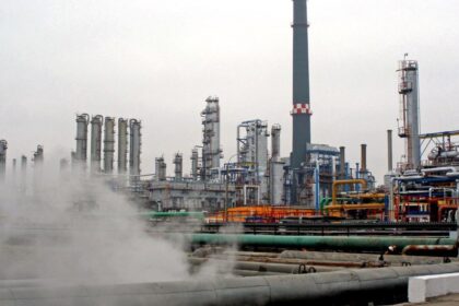 Rafinariile Petromidia Navodari si Vega Ploiesti se reaprind Vor incepe productia de benzina si motorina