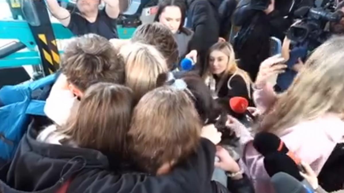 Reintalnire emotionanta cu parintii la Aeroportul Otopeni pentru elevii romani blocati in Dubai