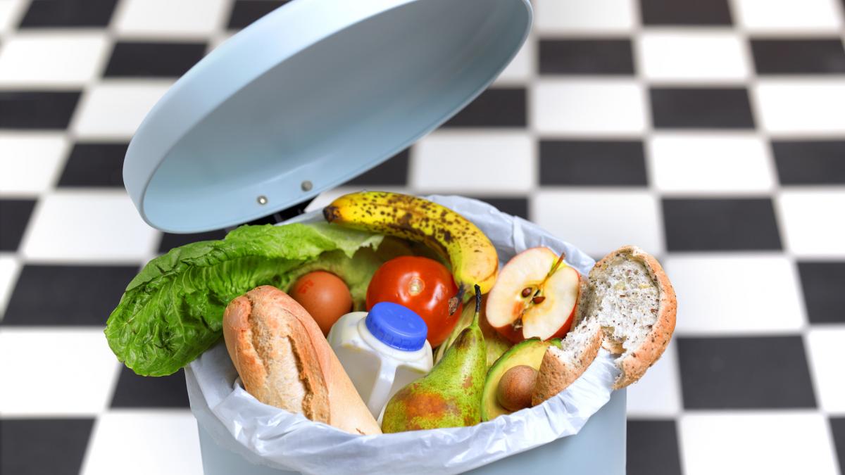 Romania se confrunta cu un paradox arunca anual 34 milioane de tone de alimente dar 27