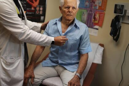 Romanii nu mai isi permit sa mearga la medic amana consultatiile iar 8 din 10 spun ca ar prefera sa