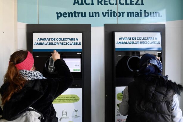 Romanii vor putea returna un numar mai mare de sticle pentru garantia de 50 de bani Vor putea fi acceptate si noi tipuri de ambalaje
