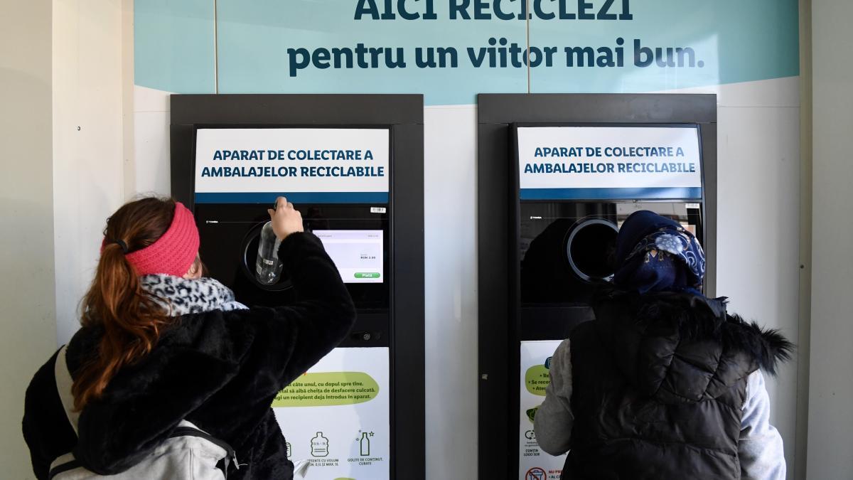 Romanii vor putea returna un numar mai mare de sticle pentru garantia de 50 de bani Vor putea fi acceptate si noi tipuri de ambalaje