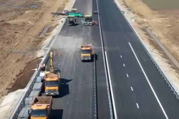 Se incheie asfaltarea ultimilor kilometri din lotul 2 al Autostrazii Moldovei Cand vor putea circula soferii