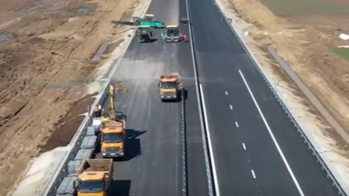 Se incheie asfaltarea ultimilor kilometri din lotul 2 al Autostrazii Moldovei Cand vor putea circula soferii