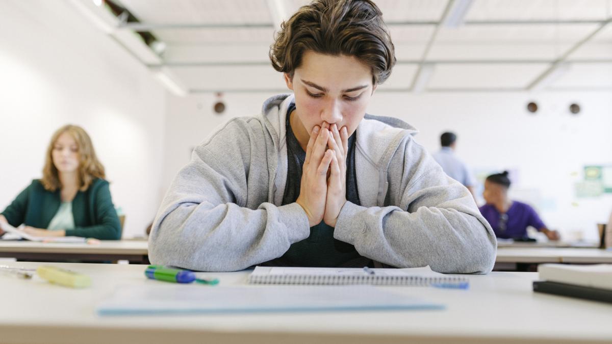 Simularea Bacalaureatului 2026 Elevii sustin examen la limba si literatura materna