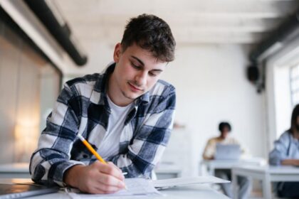 Simularea Bacalaureatului 2026 Elevii sustin examenul scris obligatoriu pentru profil