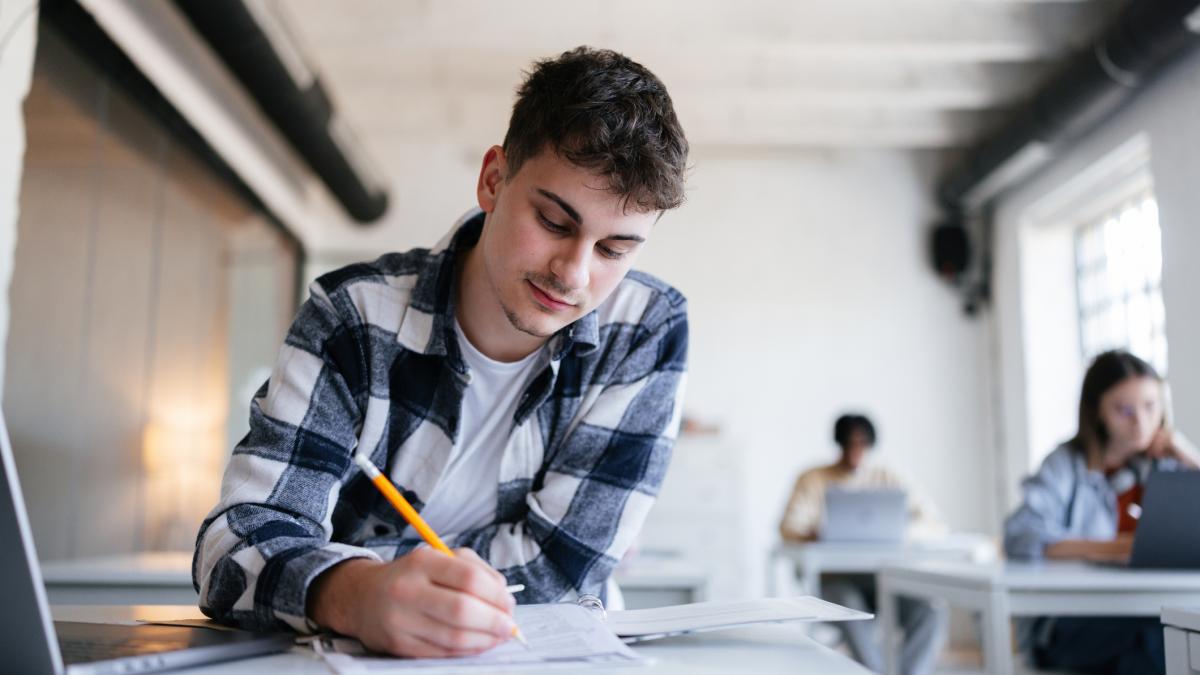 Simularea Bacalaureatului 2026 Elevii sustin examenul scris obligatoriu pentru profil