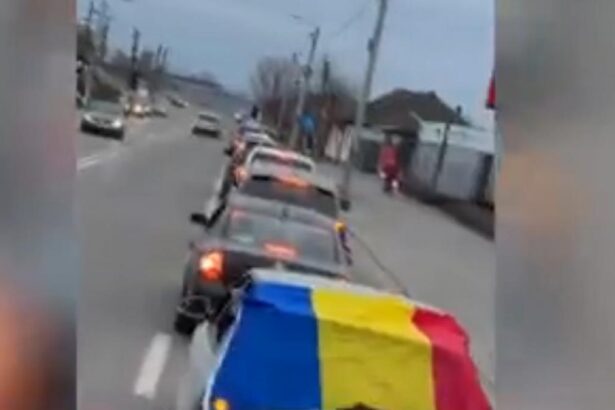 Soferii din Bihor au protestat impotriva scumpirii preturilor la carburant Au alimentat cu 2 lei si au mers in
