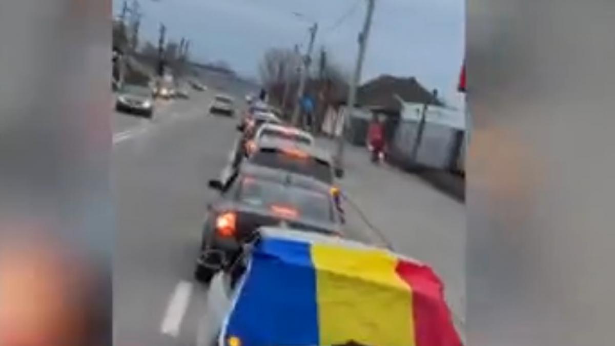 Soferii din Bihor au protestat impotriva scumpirii preturilor la carburant Au alimentat cu 2 lei si au mers in