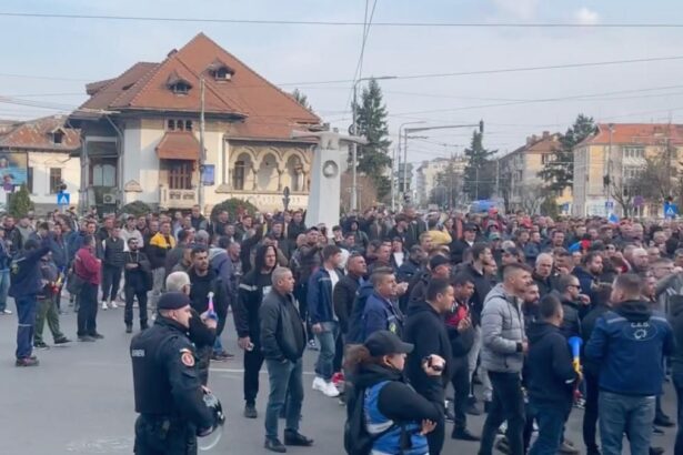 Sute de mineri protesteaza la sediul Complexului Energetic Oltenia din Targu Jiu 1500 de angajati