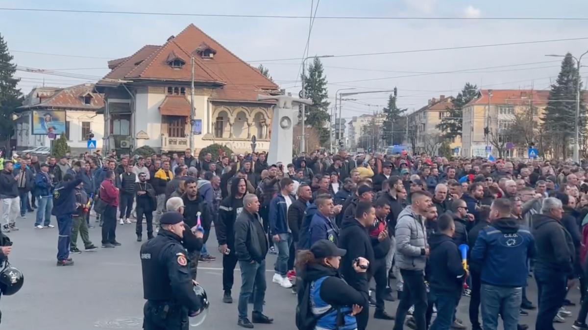 Sute de mineri protesteaza la sediul Complexului Energetic Oltenia din Targu Jiu 1500 de angajati